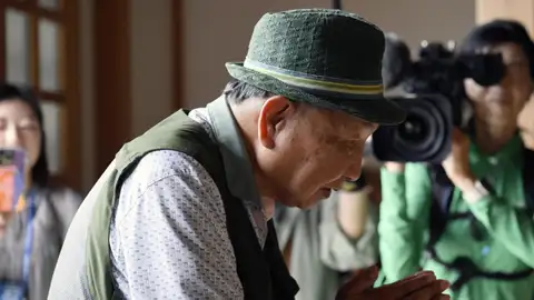 Iwao Hakamada ofrece oraciones en un templo en Hamamatsu, prefectura de Shizuoka, Japón Iwao Hakamada ofrece oraciones en un templo en Hamamatsu, prefectura de Shizuoka, Japón