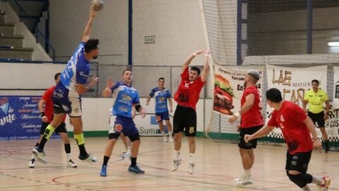 Los salineros cayeron 20-24 ante el Limobel BM Pozuelo de Calatrava y el s&aacute;bado afrontar&aacute;n la segunda jornada de liga a domicilio ante el Maristas Algemes&iacute;