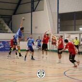 Los salineros cayeron 20-24 ante el Limobel BM Pozuelo de Calatrava y el sábado afrontarán la segunda jornada de liga a domicilio ante el Maristas Algemesí