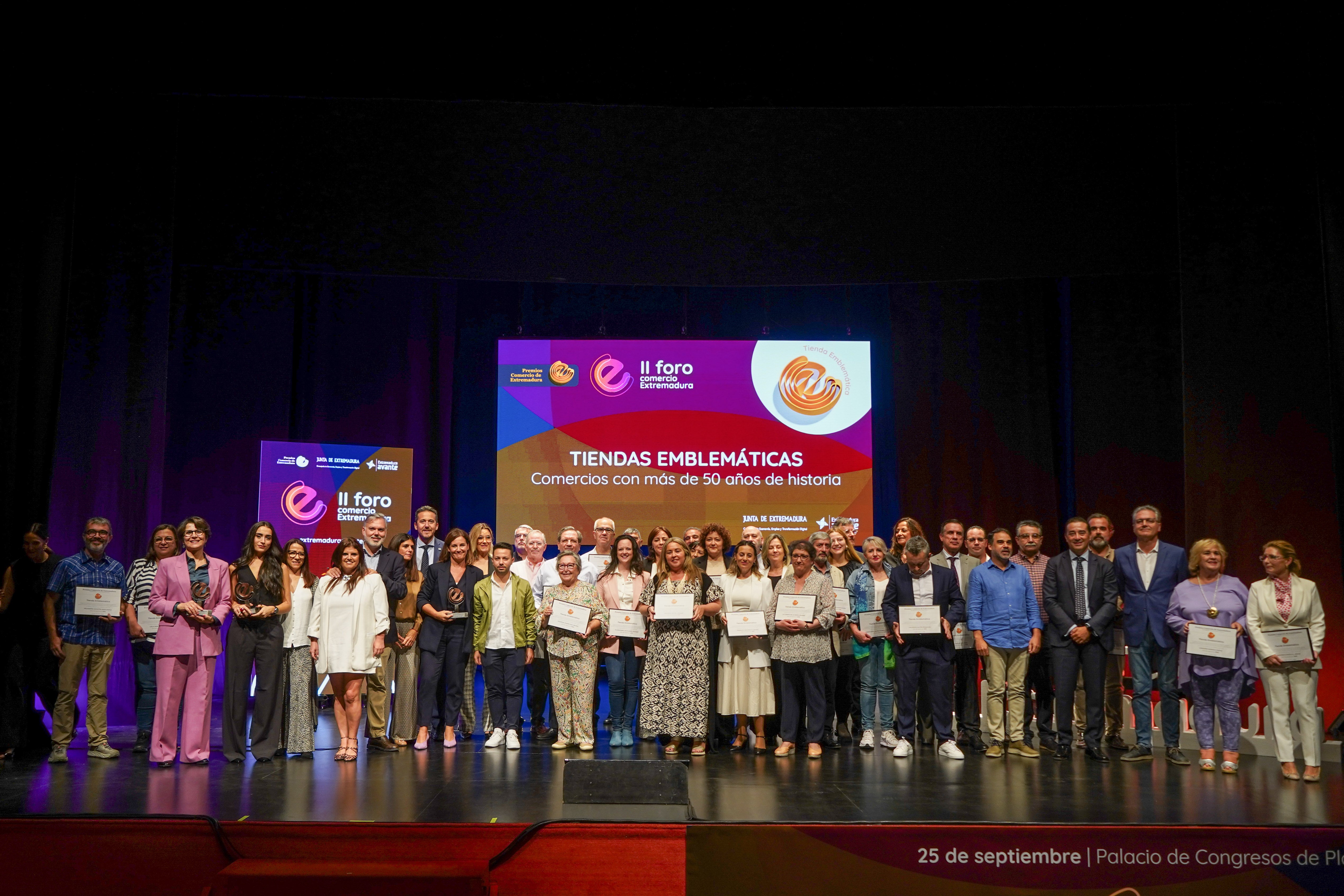 Extremadura celebra con éxito su II Foro del Comercio y distingue a medio centenar de profesionales del sector Extremadura celebra con éxito su II Foro del Comercio y distingue a medio centenar de profesionales del sector