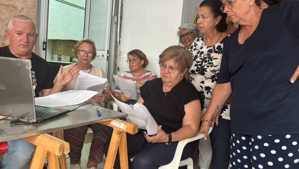 Las vecinas revisan la presentación que han preparado para este viernes