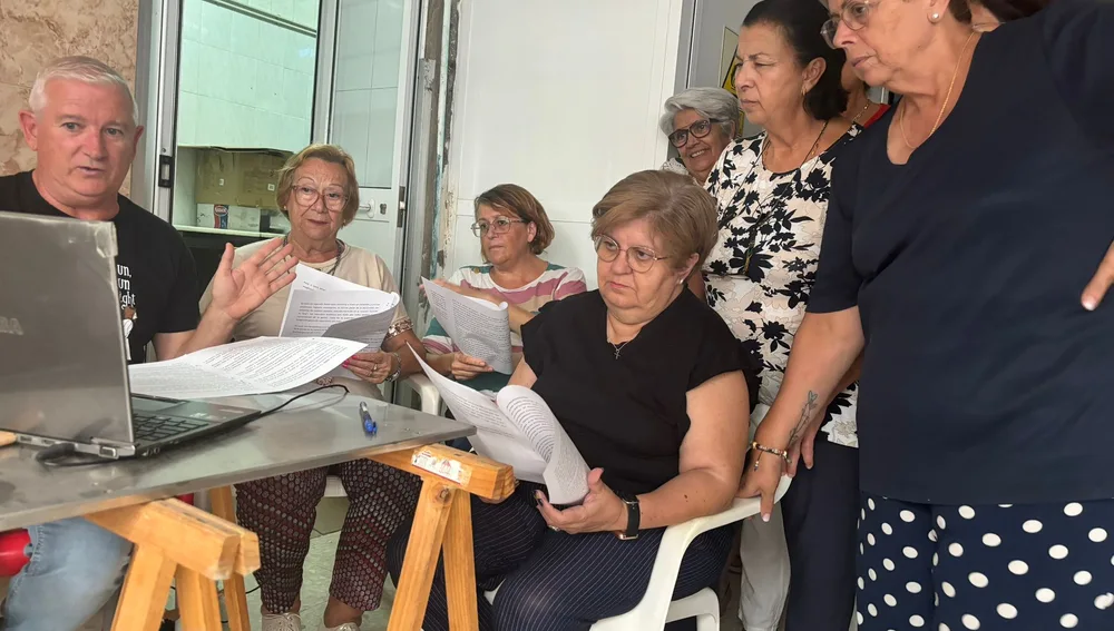 Las vecinas revisan la presentación que han preparado para este viernes Las vecinas revisan la presentación que han preparado para este viernes