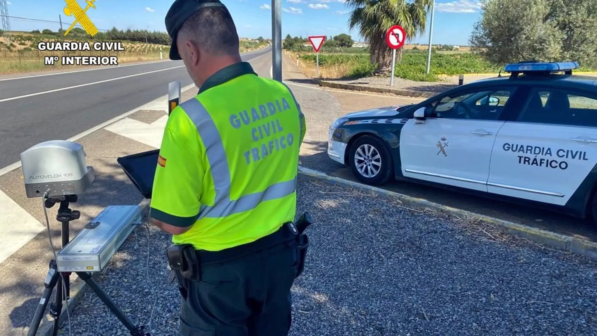 Interceptado un matrimonio portugués por conducir sendos vehículos a 193 kilómetros por la N-432 con sus dos hijos de 2 y 4 años Interceptado un matrimonio portugués por conducir sendos vehículos a 193 kilómetros por la N-432 con sus dos hijos de 2 y 4 años