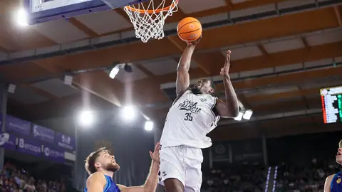 Mballa continuará en el Palencia Baloncesto tres meses más .