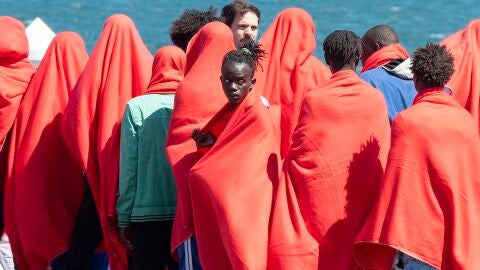 Migrantes llegados a Lanzarote tras ser rescatados por un pesquero cerca de sus costas