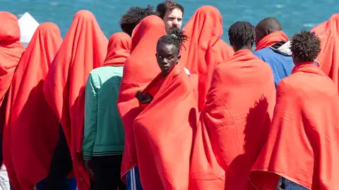 Migrantes llegados a Lanzarote tras ser rescatados por un pesquero cerca de sus costas Migrantes llegados a Lanzarote tras ser rescatados por un pesquero cerca de sus costas