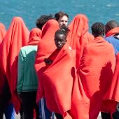 Migrantes llegados a Lanzarote tras ser rescatados por un pesquero cerca de sus costas
