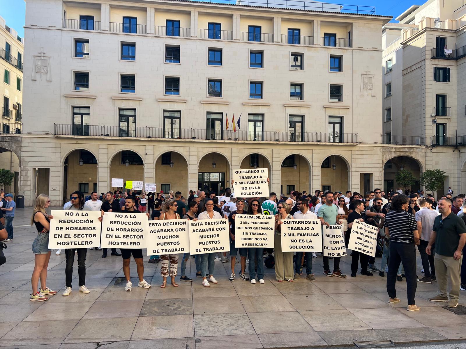 La restauración de Alicante junto con los vendedores de la Explanada protestan ante el ayuntamiento La restauración de Alicante junto con los vendedores de la Explanada protestan ante el ayuntamiento