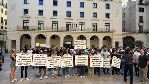 La restauración y el ocio ha protestado ante el ayuntamiento La restauración y el ocio ha protestado ante el ayuntamiento