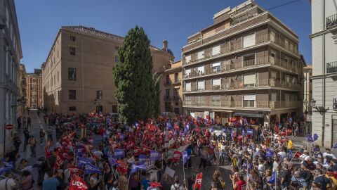 Manifestantes, durante una protesta por la reducci&oacute;n de la jornada laboral, frente a la Confederaci&oacute;n Empresarial de la Comunitat Valenciana (CEV).