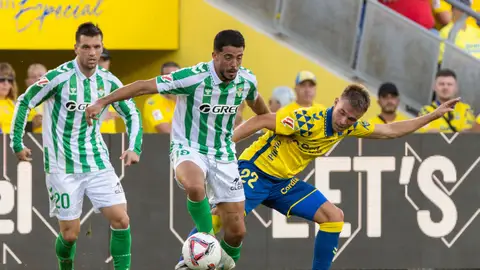 Pablo Fornals controla el balón en presencia de Gio Lo Celso. Pablo Fornals controla el balón en presencia de Gio Lo Celso.