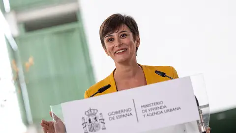 La ministra de Vivienda, Isabel Rodríguez durante su visita a una promoción de 77 viviendas financiadas a través del Plan Estatal de Vivienda. El Gobierno avisa: las comunidades "insumisas" que no apliquen la Ley de Vivienda no recibirán financiación estatal