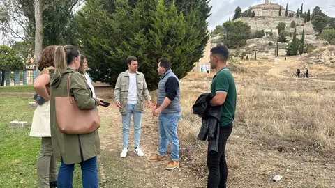 El Grupo Popular recorre El Cristo y toma nota de las necesidades y mejoras urgentes del barrio .