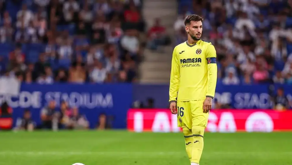 Baena se prepara para lanzar una falta Baena se prepara para lanzar una falta