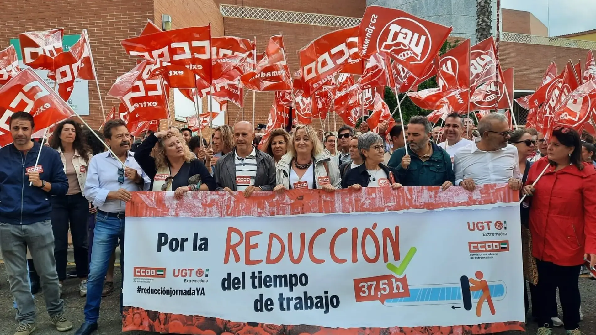 CCOO y UGT en Extremadura piden a la patronal que se siente a negociar la reducción de la jornada laboral a 37,5 horas semanales CCOO y UGT en Extremadura piden a la patronal que se siente a negociar la reducción de la jornada laboral a 37,5 horas semanales
