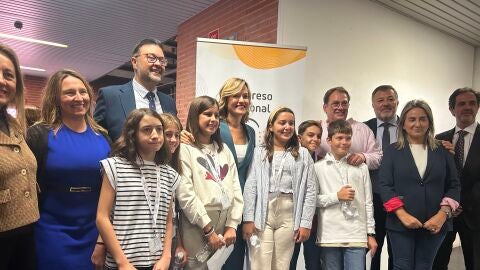 La ministra de Educación y el consejero de Educación junto a los alumnos del CEIP "San Fernando" de la ciudad de Cuenca