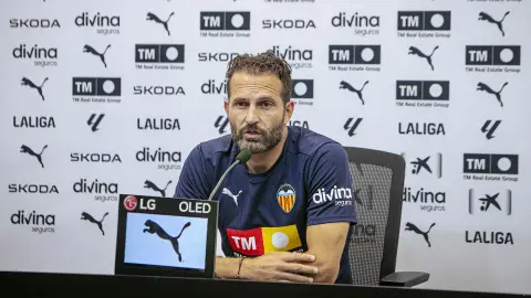 Rubén Baraja en una rueda de prensa en la ciudad deportiva de Paterna Rubén Baraja en una rueda de prensa en la ciudad deportiva de Paterna
