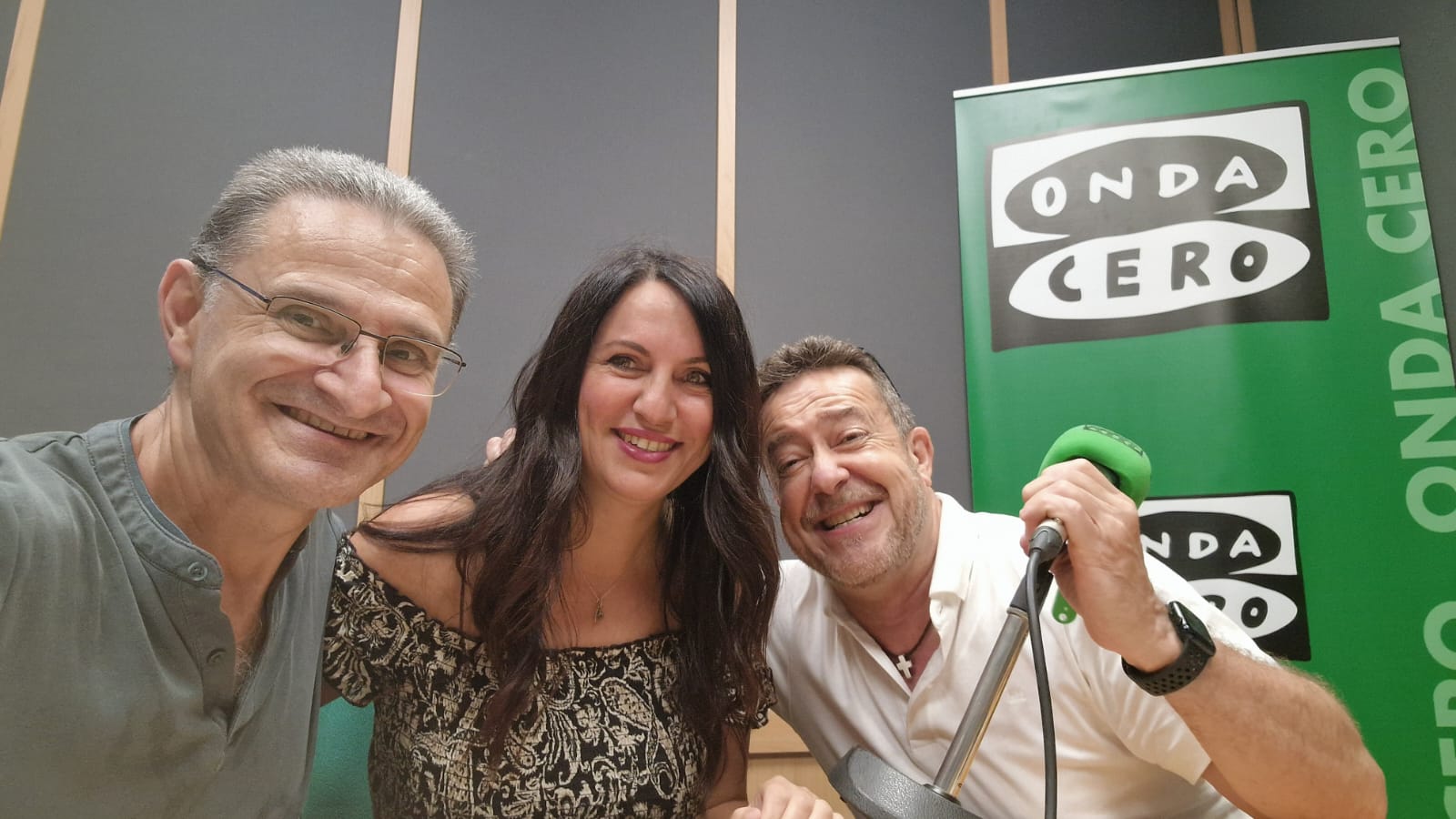 Pedro Amorós y Rafa Pacheco nos acompañan en Más de uno Alicante como cada viernes Pedro Amorós y Rafa Pacheco nos acompañan en Más de uno Alicante como cada viernes