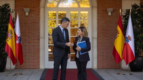 Mar&iacute;a Jos&eacute; S&aacute;enz de Buruaga con Pedro S&aacute;nchez en La Moncloa