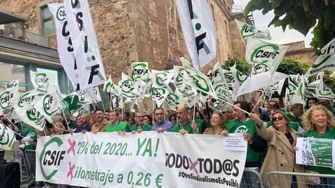 CSIF se concentra a las puertas de la Asamblea para pedir que se abonen las cantidades adeudadas a empleados públicos desde 2020 CSIF se concentra a las puertas de la Asamblea para pedir que se abonen las cantidades adeudadas a empleados públicos desde 2020