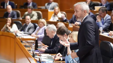 Azcón durante su intervención en la sesión de control al Gobierno Azcón durante su intervención en la sesión de control al Gobierno