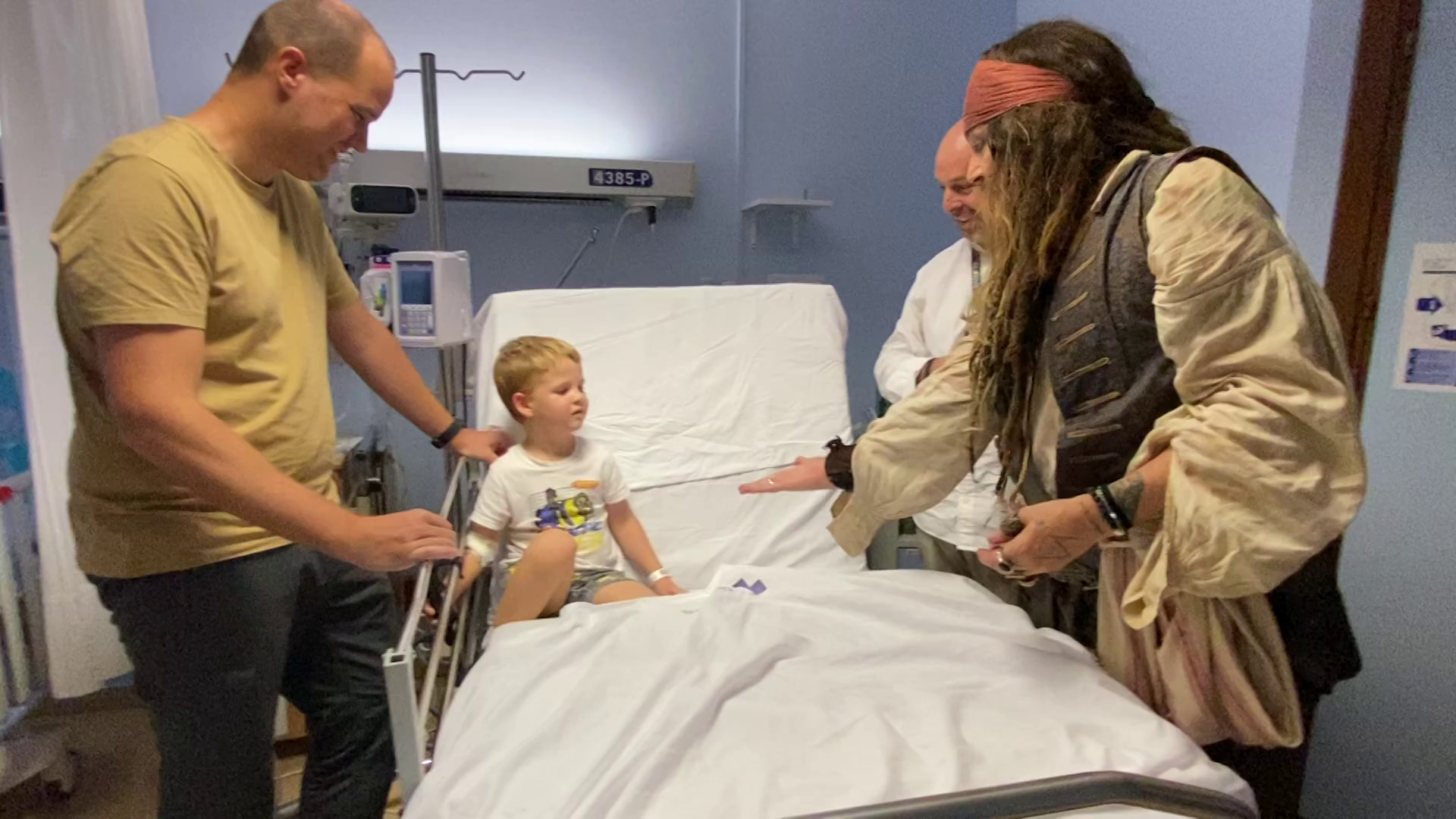 El capitán Jack Sparrow, encarnado por el actor Johnny Depp, visita a los niños ingresados en el hospital Donostia El capitán Jack Sparrow, encarnado por el actor Johnny Depp, visita a los niños ingresados en el hospital Donostia