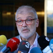 Imatge del secretari de Salut Pública de la Generalitat, Esteve Fernández, en una atenció als mitjans.