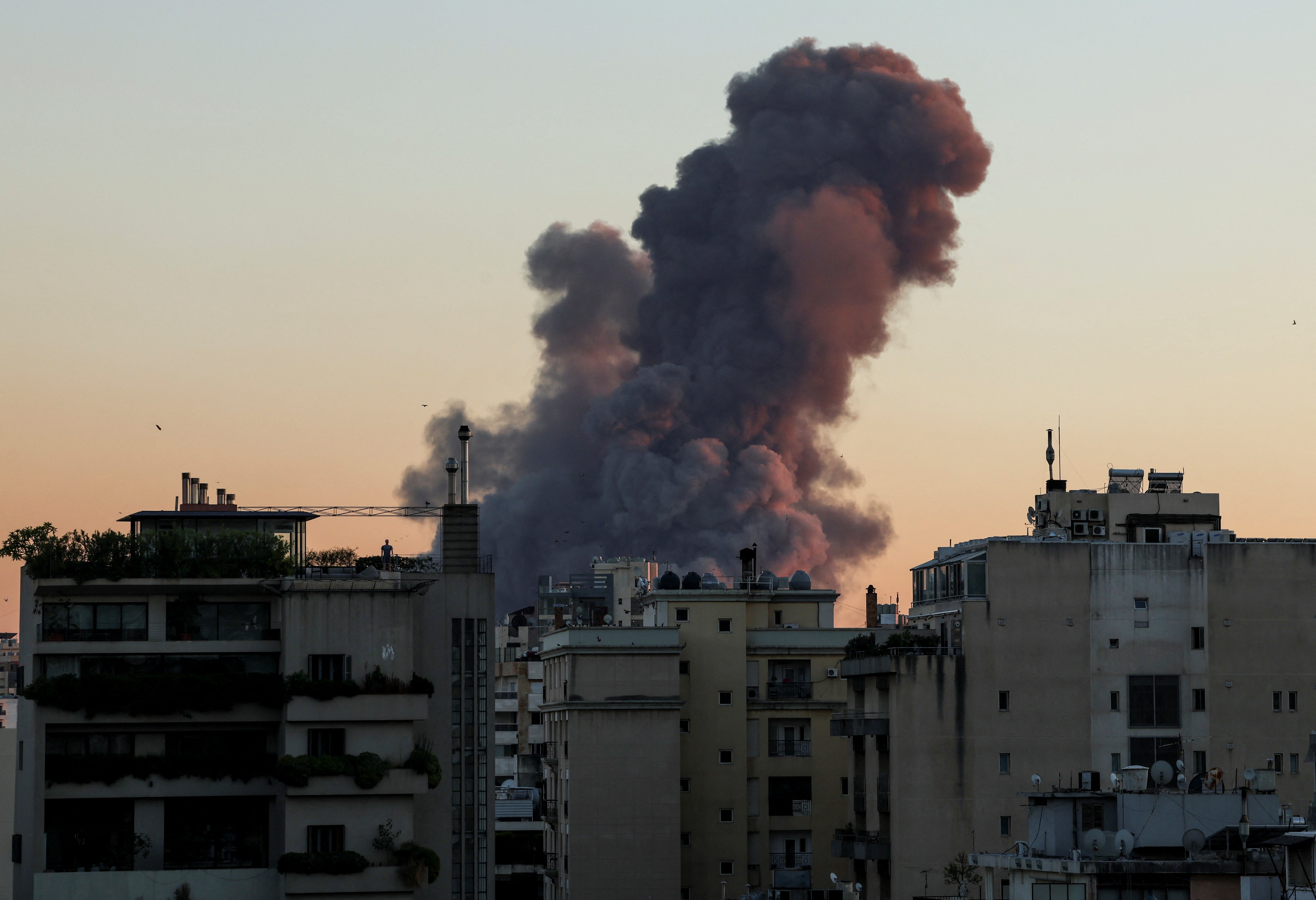 Israel bombardea la sede central de Hezbolá, ubicada en edificios residenciales en Beirut Israel bombardea la sede central de Hezbolá, ubicada en edificios residenciales en Beirut