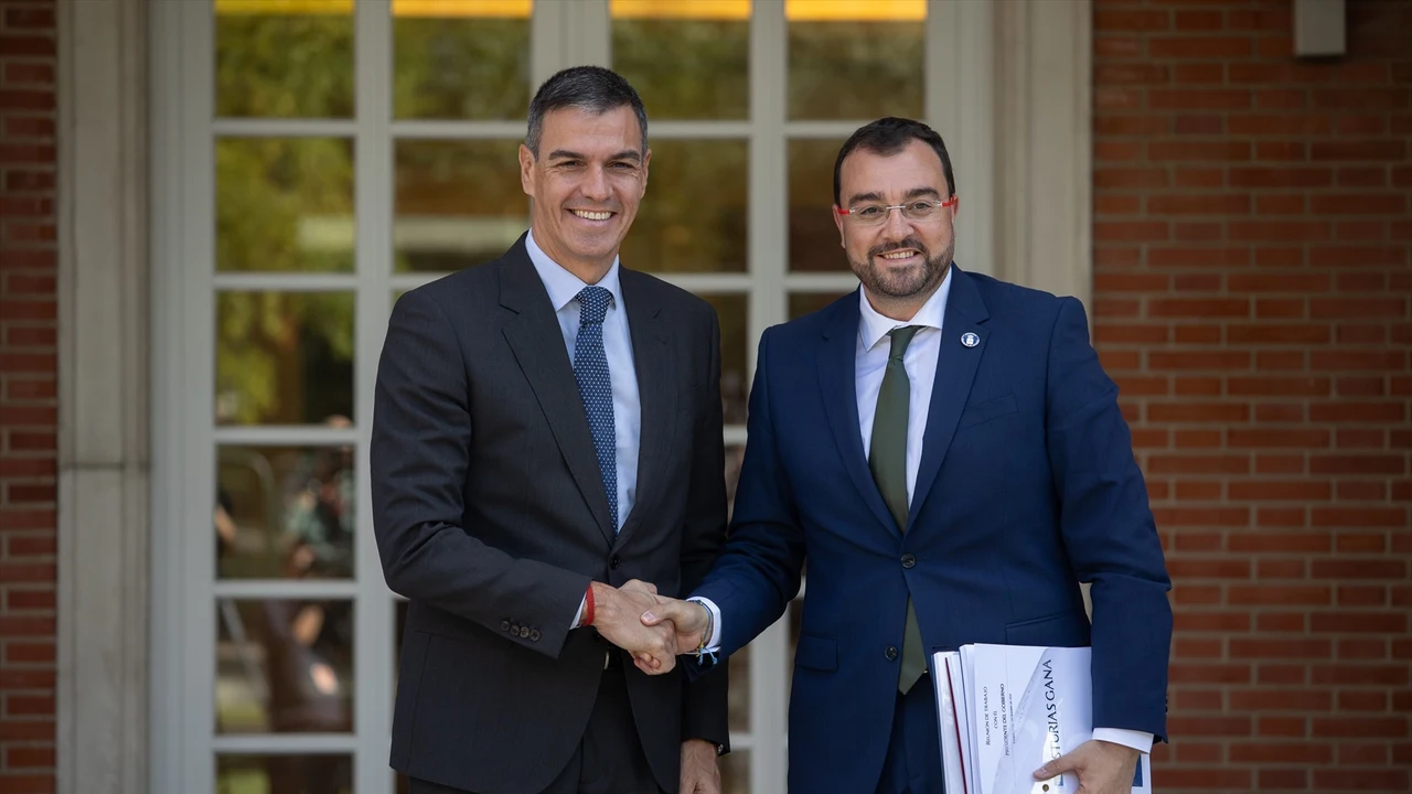 Pedro Sánchez recibe a Adrián Barbón en Moncloa