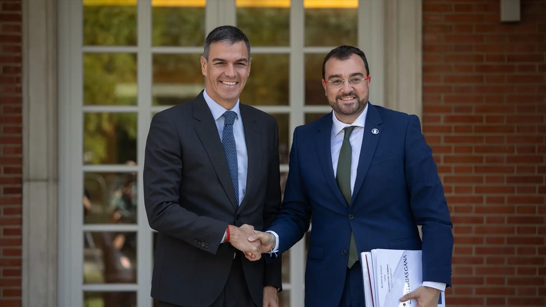 Pedro Sánchez recibe a Adrián Barbón en Moncloa Pedro Sánchez recibe a Adrián Barbón en Moncloa