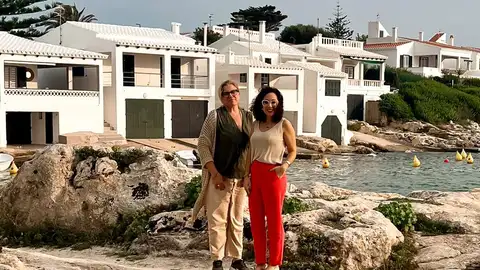 Loles Tronch, alcaldesa, y Patricia Pons, concejala de Turismo en Sant Lluís. Loles Tronch, alcaldesa, y Patricia Pons, concejala de Turismo en Sant Lluís.