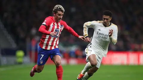 Griezmann y Bellingham durante un derbi madrileño Griezmann y Bellingham durante un derbi madrileño