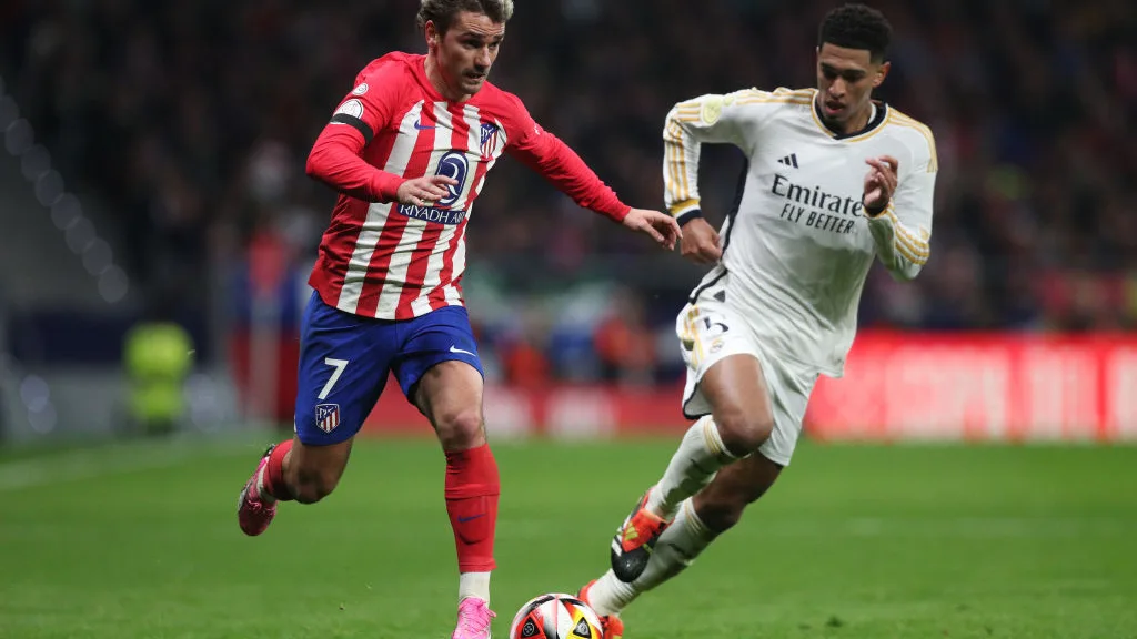 Griezmann y Bellingham durante un derbi madrile&ntilde;o