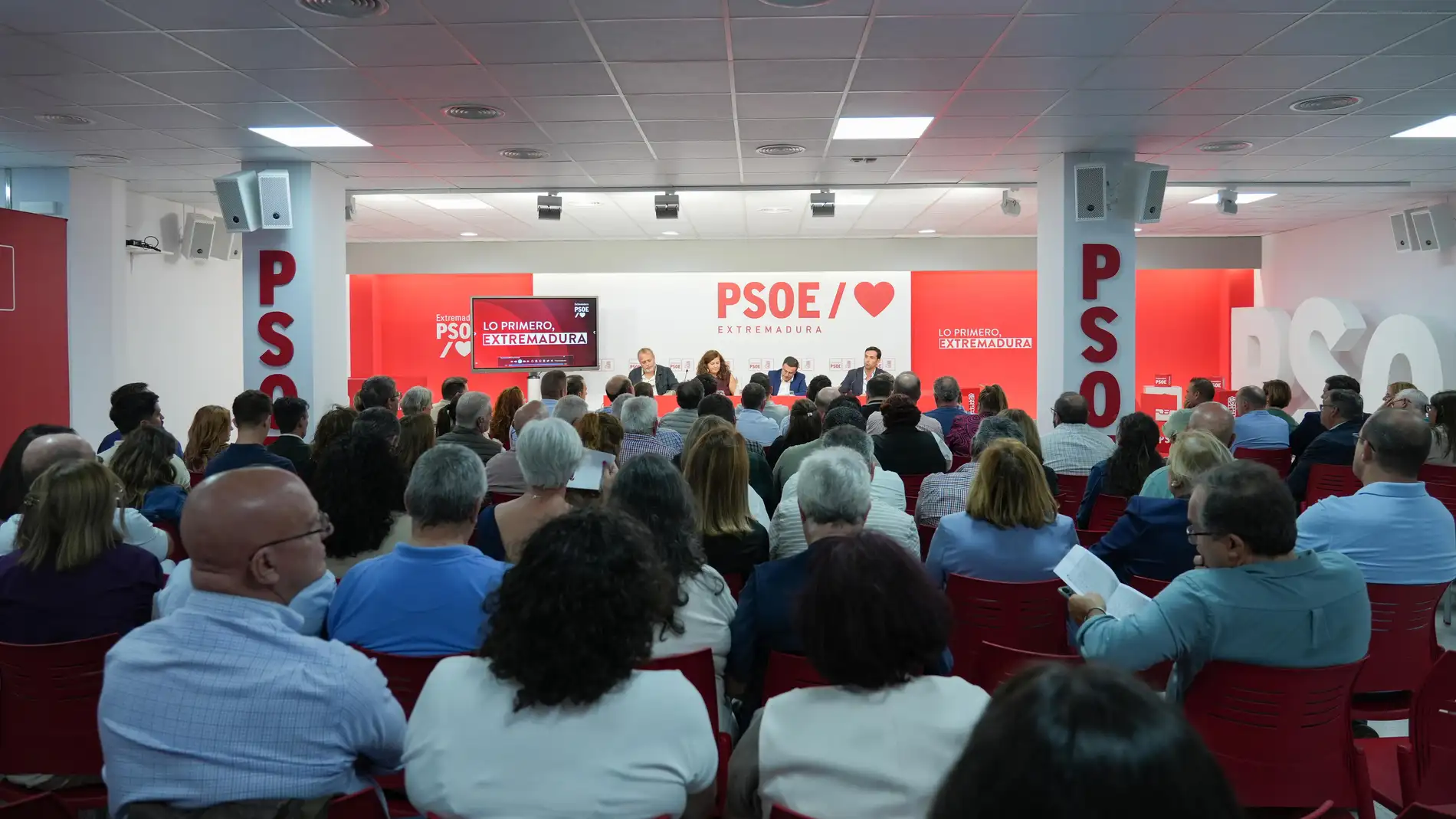 El PSOE alerta que Extremadura perderá 111 millones de euros si el PP vota no en el Congreso a los objetivos de estabilidad El PSOE alerta que Extremadura perderá 111 millones de euros si el PP vota no en el Congreso a los objetivos de estabilidad
