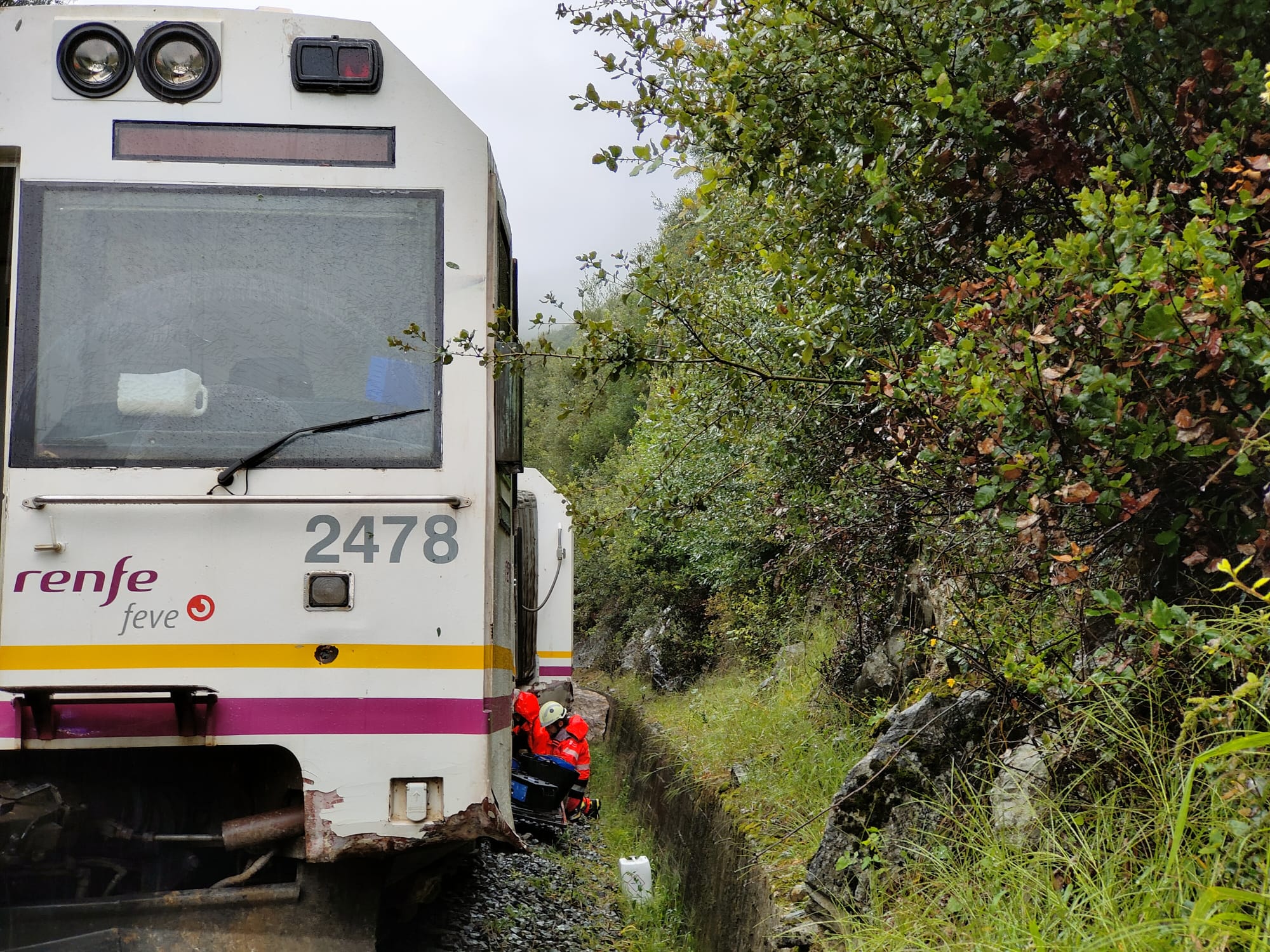 Un herido leve al descarrilar el tren Santander-Bilbao en Gibaja tras caer una roca a la vía Un herido leve al descarrilar el tren Santander-Bilbao en Gibaja tras caer una roca a la vía