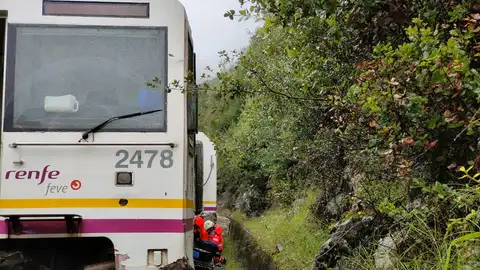 Descarrila el tren Santander-Bilbao en Gibaja tras caer una roca a la vía Descarrila el tren Santander-Bilbao en Gibaja tras caer una roca a la vía