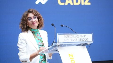 La vicepresidenta primera y ministra de Hacienda, Mar&iacute;a Jes&uacute;s Montero, durante su intervenci&oacute;n en un acto conmemorativo.