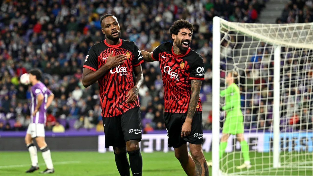 Larin y Samú Costa celebran uno de los goles de la victoria del Mallorca al Valladolid