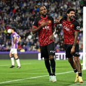 Larin y Samú Costa celebran uno de los goles de la victoria del Mallorca al Valladolid