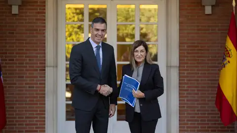 El presidente del Gobierno, Pedro Sánchez, recibe a la presidenta de Cantabria, María José Sáenz de Buruaga, en el Complejo de La Moncloa El presidente del Gobierno, Pedro Sánchez, recibe a la presidenta de Cantabria, María José Sáenz de Buruaga, en el Complejo de La Moncloa