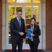 El presidente del Gobierno, Pedro Sánchez, recibe a la presidenta de Cantabria, María José Sáenz de Buruaga, en el Complejo de La Moncloa