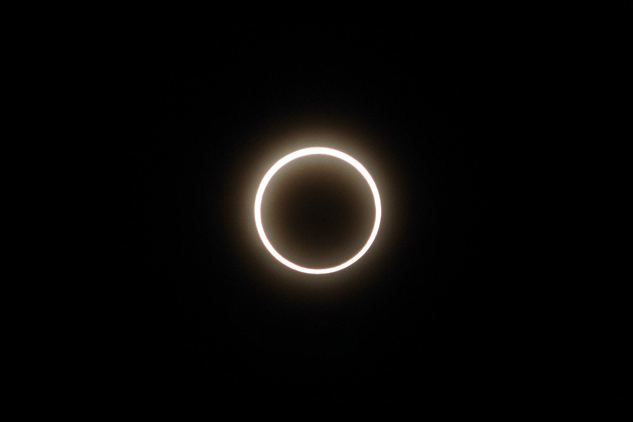 Octubre nos trae un cometa, un eclipse solar y nos encamina a los atardeceres tempranos Octubre nos trae un cometa, un eclipse solar y nos encamina a los atardeceres tempranos
