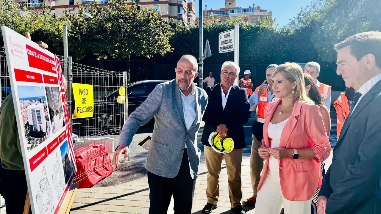 Salomé Pradas atiende las explicaciones técnicas de las obras