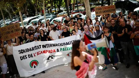 Vista general de la concentración ante el rectorado de la Universitat de València con motivo de la huelga general y jornada de lucha en favor de Palestina celebrada por la Confederación General del Trabajo (CGT) y Solidaridad Obrera, junto a más de cien colectivos, asociaciones y movimientos sociales. Vista general de la concentración ante el rectorado de la Universitat de València con motivo de la huelga general y jornada de lucha en favor de Palestina celebrada por la Confederación General del Trabajo (CGT) y Solidaridad Obrera, junto a más de cien colectivos, asociaciones y movimientos sociales.