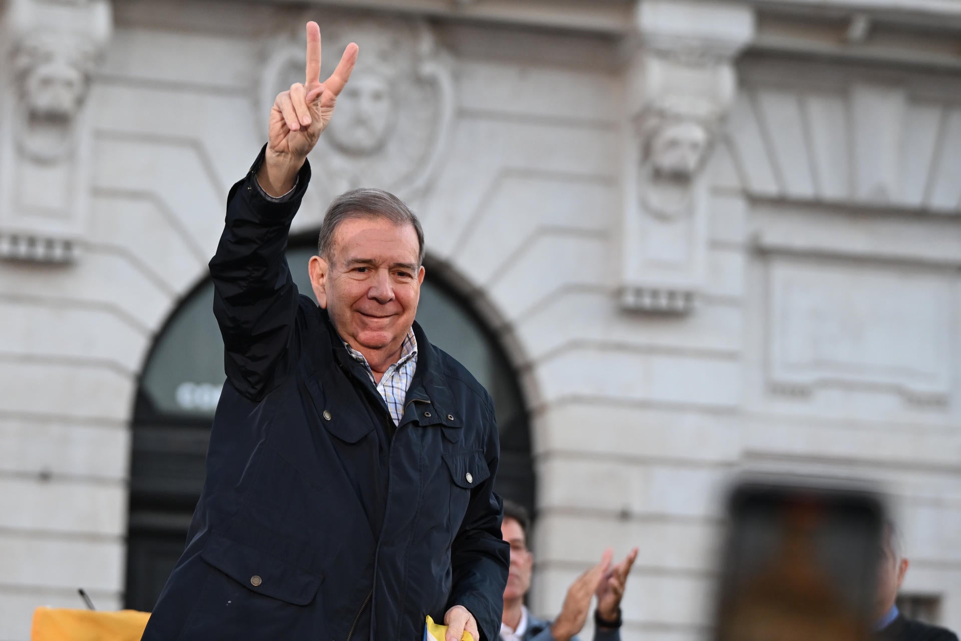 La Puerta del Sol vuelve a llenarse para protestar contra el régimen de Maduro, con la presencia de Edmundo González La Puerta del Sol vuelve a llenarse para protestar contra el régimen de Maduro, con la presencia de Edmundo González