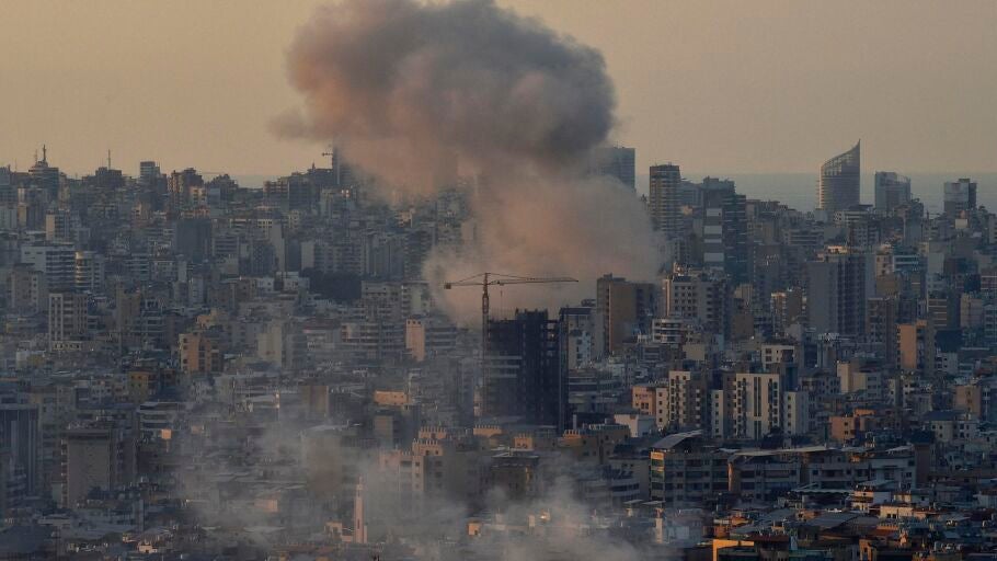 El humo se eleva tras los ataques israel&iacute;es en la zona de Chiyah, en los suburbios del sur de Beirut
