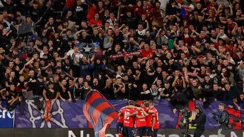 Celebración de jugadores y afición de uno de los goles de Osasuna Celebración de jugadores y afición de uno de los goles de Osasuna