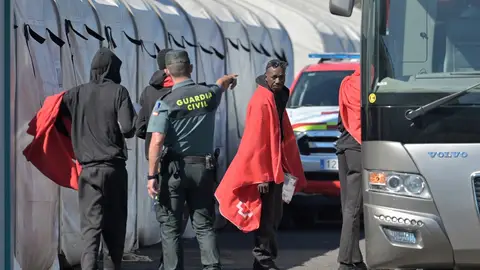 Imagen de archivo de un grupo de inmigrantes desembarcando en El Hierro Nueve muertos y 50 desaparecidos tras volcar un cayuco frente a las costas de El Hierro