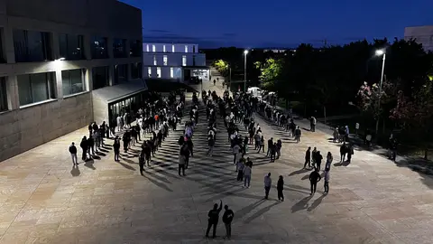 Imagen de archivo de un grupo de personas que esperan para hacer las oposiciones a la Guardia Civil. Imagen de archivo de un grupo de personas que esperan para hacer las oposiciones a la Guardia Civil.