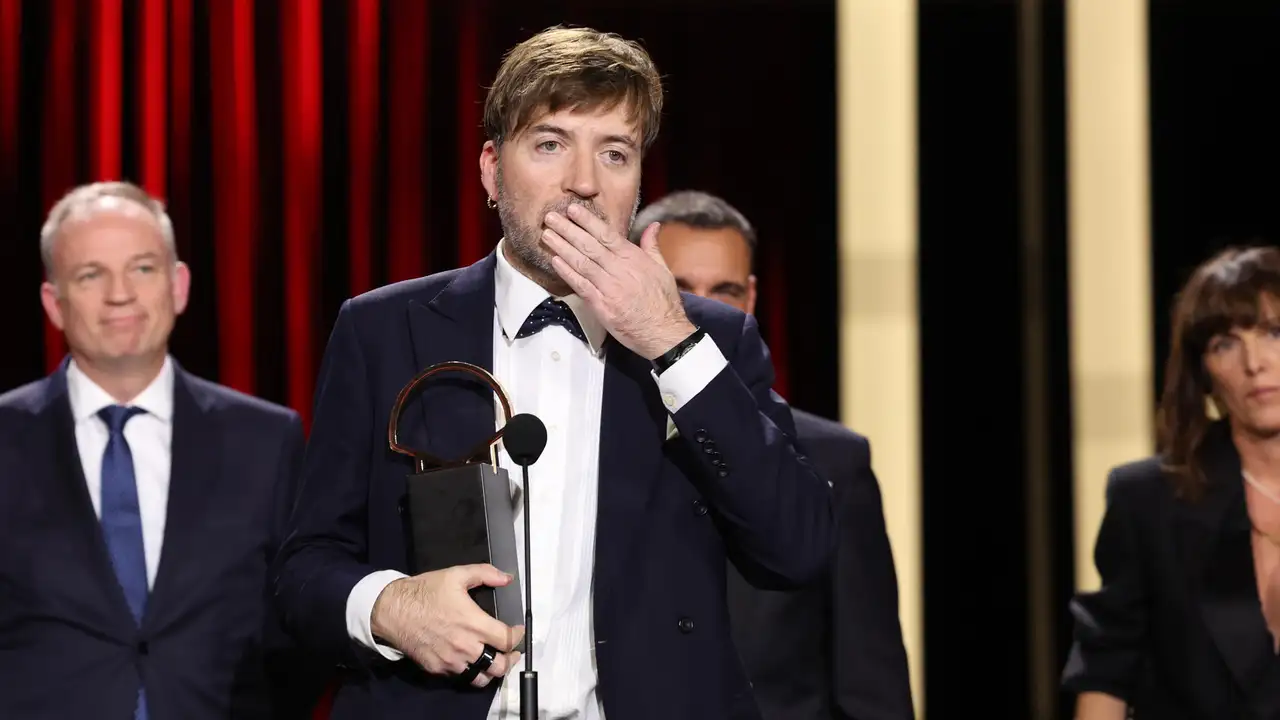 El cineasta Albert Serra recibe junto a su equipo la Concha de Oro a la mejor película este sábado en el 72 Festival de Cine de San Sebastián. El cineasta Albert Serra recibe junto a su equipo la Concha de Oro a la mejor película este sábado en el 72 Festival de Cine de San Sebastián.